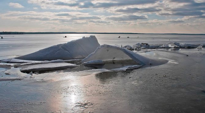 Лед на Вилейском водохранилище начинает таять в апреле, до этого времени на толщина покрова у льда составляет около 70 сантиметров